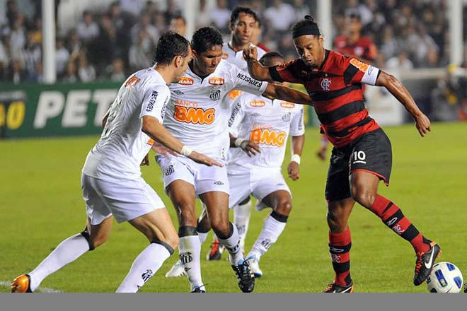 Ronaldinho xử lý trong vòng vây các cầu thủ Santos