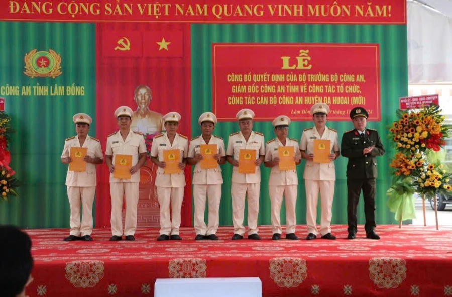 Trao các quyết định của Bộ Công an về việc thành lập Công an huyện Đạ Huoai( mới). Ảnh: K.P