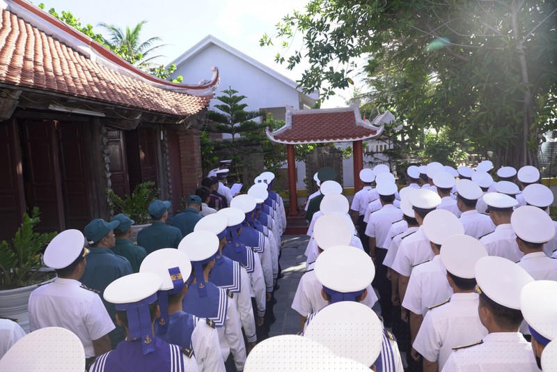 Quân dân thị trấn Trường Sa tại Lễ tri ân các liệt sĩ hy sinh tại vùng biển Gạc Ma. Ảnh: Nguyễn Anh – Vũ Bằng
