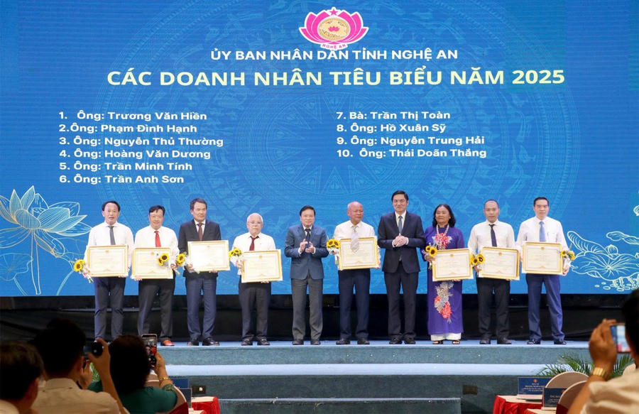 Trao Bằng khen của UBND tỉnh cho 10 doanh nhân tiêu biểu năm 2025.