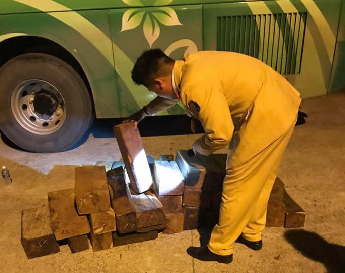 Cơ quan chức năng đã phát hiện chiếc xe khách "chở kèm" gỗ trắc quý.