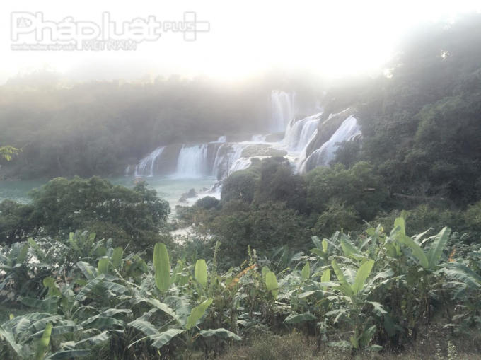 Nhìn từ xa, Thác Bản Giốc như một dải lụa trắng mềm mại. (Ảnh: Đức Khanh).