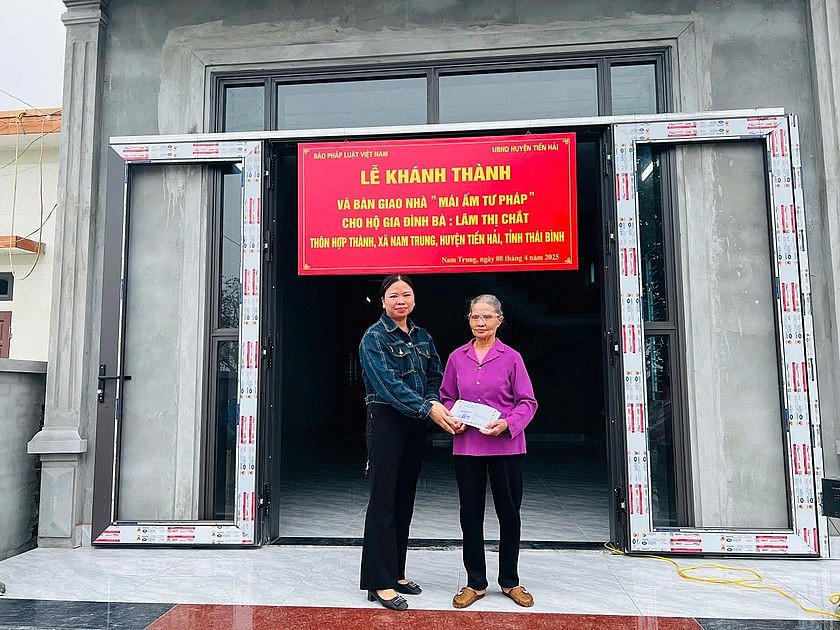 Chủ tịch Hội Phụ nữ xã Nam Trung, bà Nguyễn Thị Tươi tặng quà hộ gia đình bà Lâm Thị Chắt.