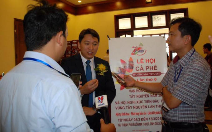 Ông Nguyễn Hải Ninh đang trả lời phỏng vấn các cơ quan truyền thông.