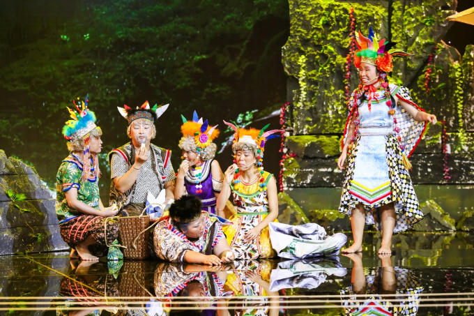 Việt Hương cười không ngừng với Next top model làng hài