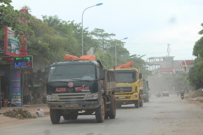 Rất nhiều xe đi qua tuyến đường này với mật độ dày đặc.