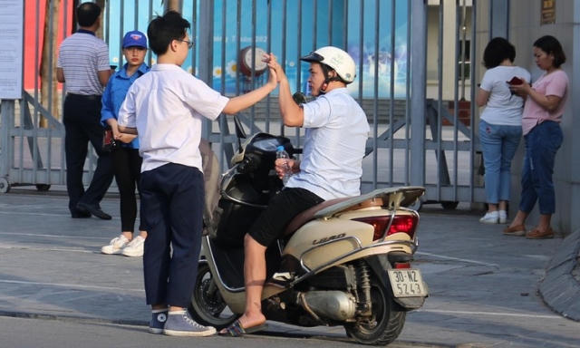 Môn cuối cùng thí sinh Hà Nội tự tin, phụ huynh lo lắng