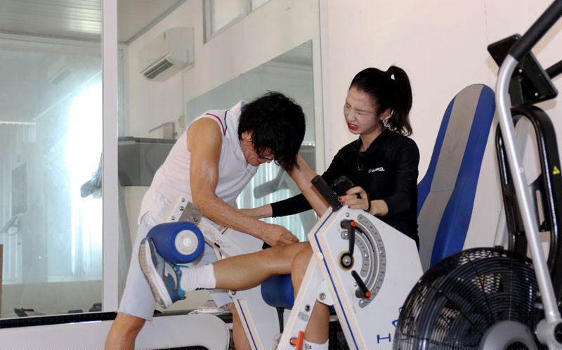 Cầu thủ Trần Thi Duyên đang được bác sỹ Choi điều trị hồi phục chấn thương 