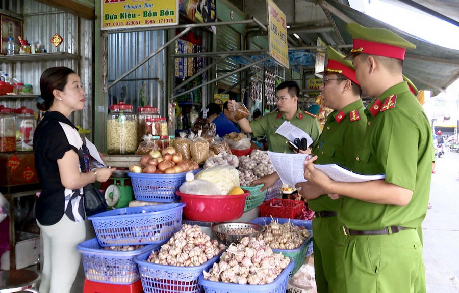 Lực lượng Công an Bạc Liêu ra quân tuyên truyền các tiểu thương, hộ kinh doanh thực phẩm, dịch vụ ăn uống… nêu cao ý thức bảo đảm an toàn vệ sinh thực phẩm.