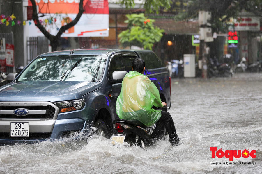 Hà Nội: mưa lớn chưa đến 30 phút, nhiều tuyến phố ngập sâu trong biển nước9