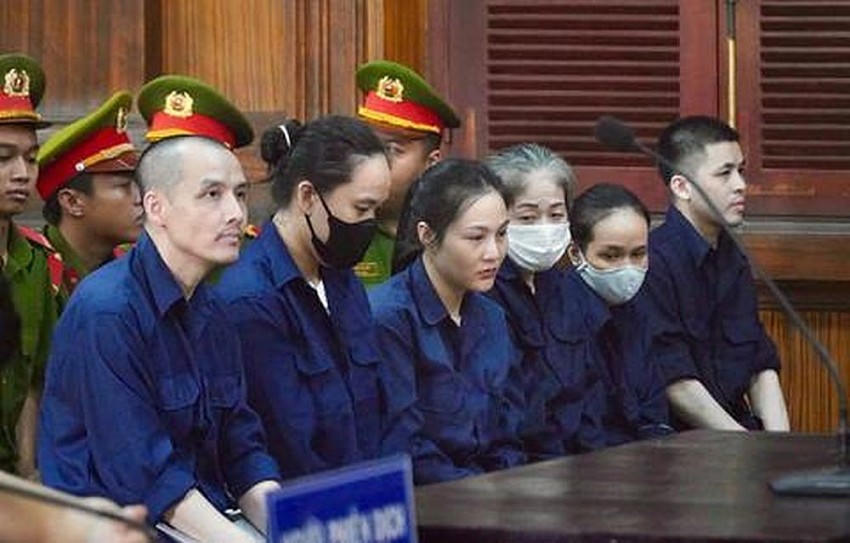 Các bị cáo tại phiên toà. (Ảnh: báo Công an T P HCM)