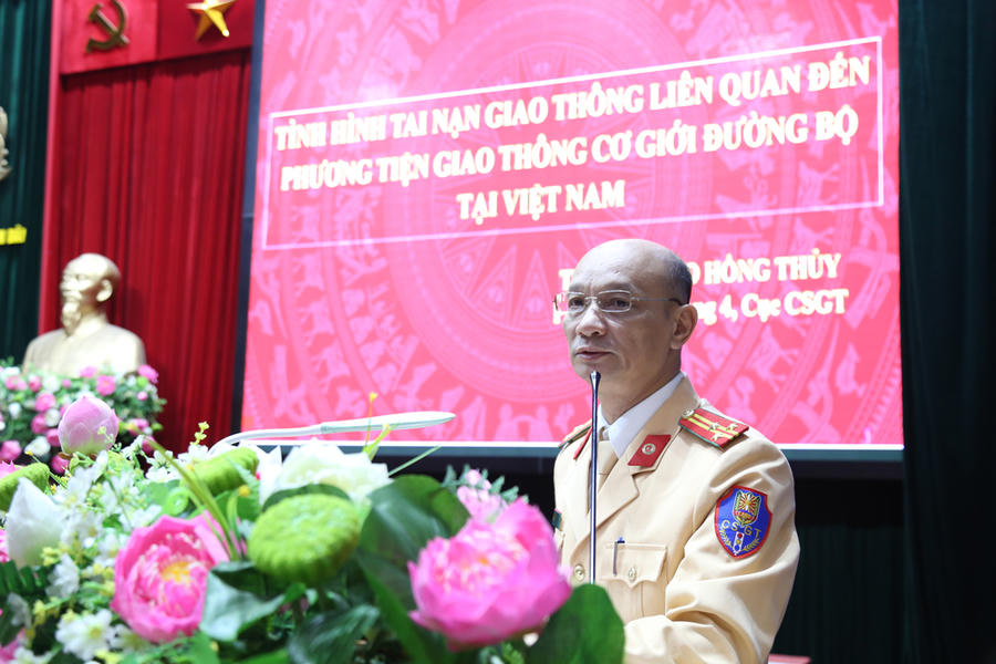 Đại diện Cục Cảnh sát giao thông, Bộ Công an phát biểu tham luận tại Hội thảo