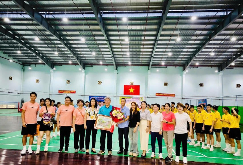 Đại diện hai đội chụp hình lưu niệm.