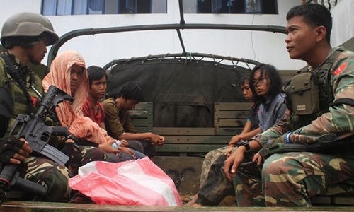 Các thành viên của Maute bị áp giải. (Ảnh: AFP)