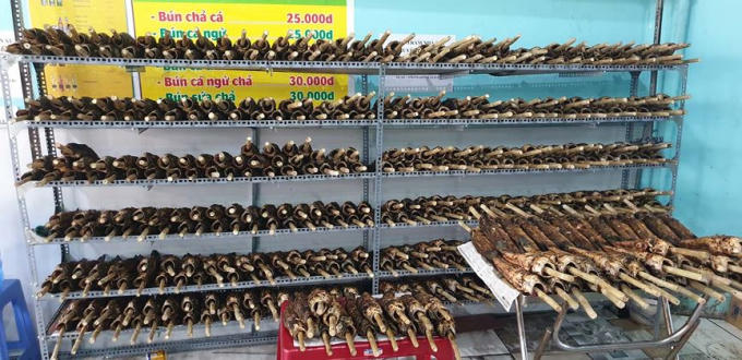 Kệ để cá lóc nướng để phục vụ người mua.