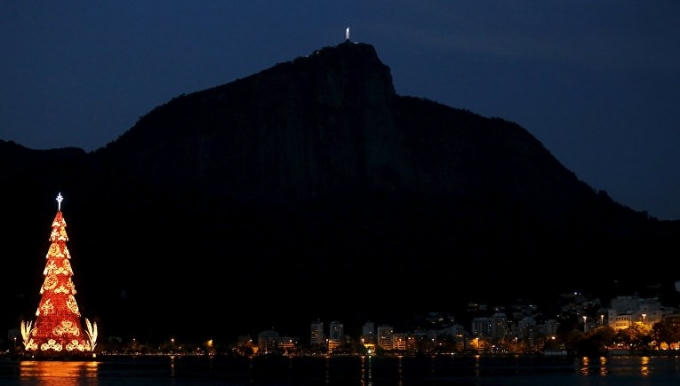Cây thông Giáng sinh nằm trong khung cảnh thiên nhiên tuyệt đẹp ở Rio de Janeiro, Brazil. (Ảnh: Reuters)