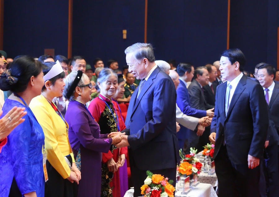 Tổng Bí thư Tô Lâm thăm hỏi, động viên các đại biểu người có công, nhân chứng lịch sử tiêu biểu tham dự chương trình gặp mặt nhân kỷ niệm ngày 78 năm Ngày Thương binh, liệt sĩ (27/7/1947-27/7/2025). Ảnh: T.Giáp