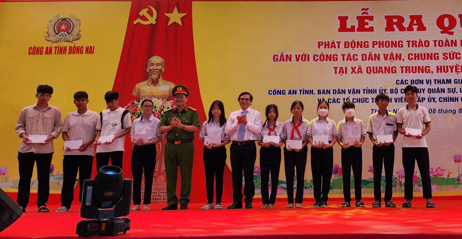 Trao học bổng cho học sinh nghèo học giỏi