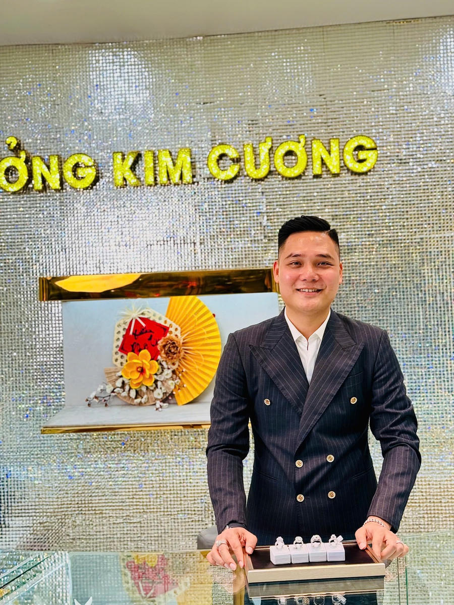 Bùi Xuân Tới, người sáng lập và hiện đang là Chủ tịch kiêm Tổng Giám Đốc của Xưởng Kim Cương.
