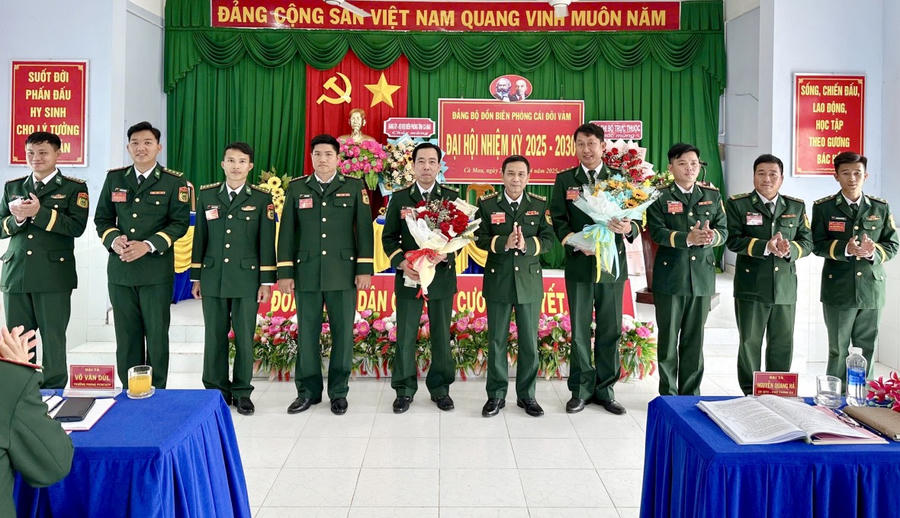 Đại tá Nguyễn Quang Hà - Ủy viên Ban Thường vụ Đảng ủy, Phó Chính ủy BĐBP tỉnh Cà Mau, tặng hoa chúc mừng các đồng chí Ban Chấp hành Đảng bộ Đồn Biên phòng Cái Đôi Vàm và Đoàn đại biểu đi dự Đại hội Đảng bộ BĐBP tỉnh khoá XIII.