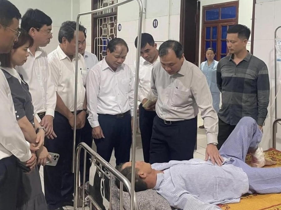 Lãnh đạo tỉnh Hà Tĩnh kịp thời thăm hỏi, động viên các công nhân bị thương.