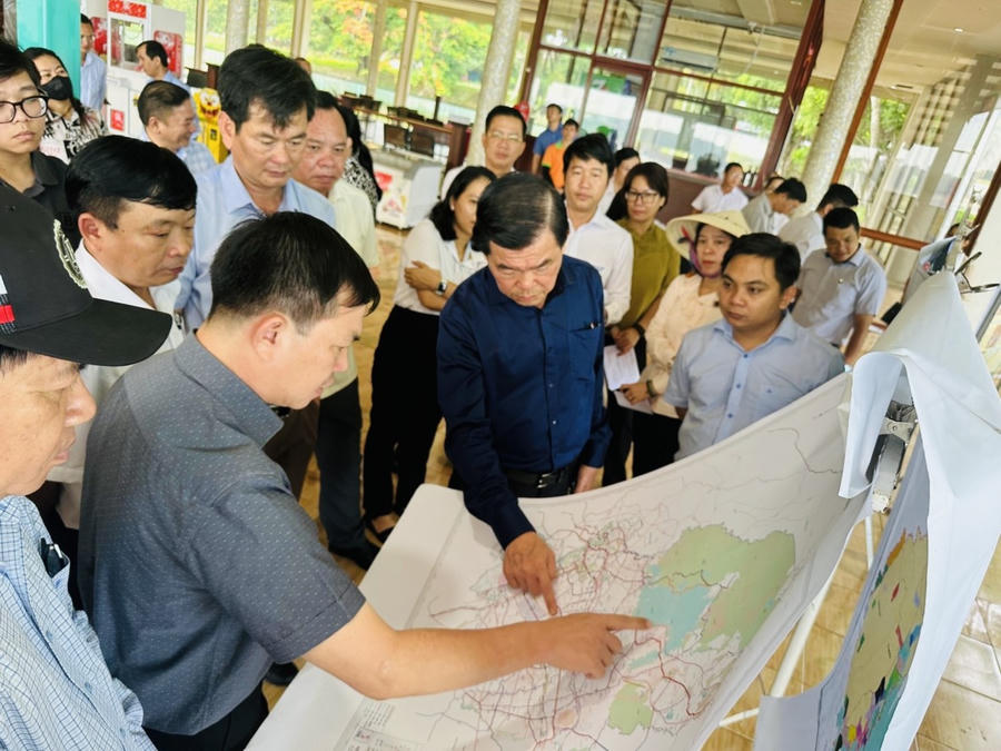 Bí thư Tỉnh uỷ kiểm tra thông tin các vị trí khai thác du lịch hồ Trị An.