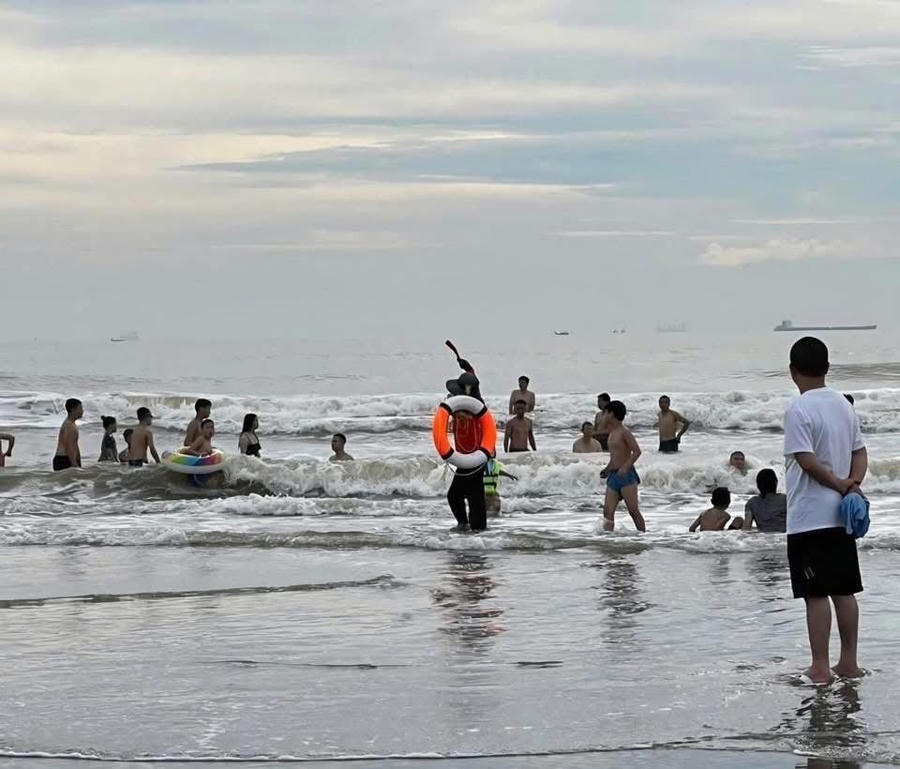 Mặc cho sóng biển to và cao, nhiều người dân vẫn liều lĩnh ra tắm.
