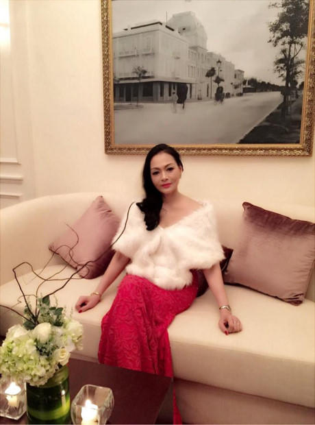 Ở độ tuổi ngũ tuần, bà Kim Hoa luôn chọn cho mình những trang phục quí phái, trang nhã.