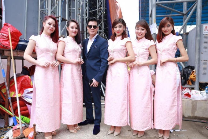 Quang Dũng bên cạnh dàn người đẹp trong ngày hội của Honda.