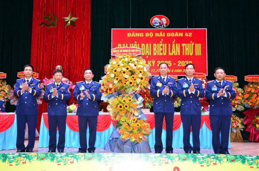 Thiếu tướng Nguyễn Văn Dũng – Bí thư Đảng ủy, Chính ủy Bộ Tư lệnh Vùng Cảnh sát biển 4 tặng hoa chúc mừng Đại hội