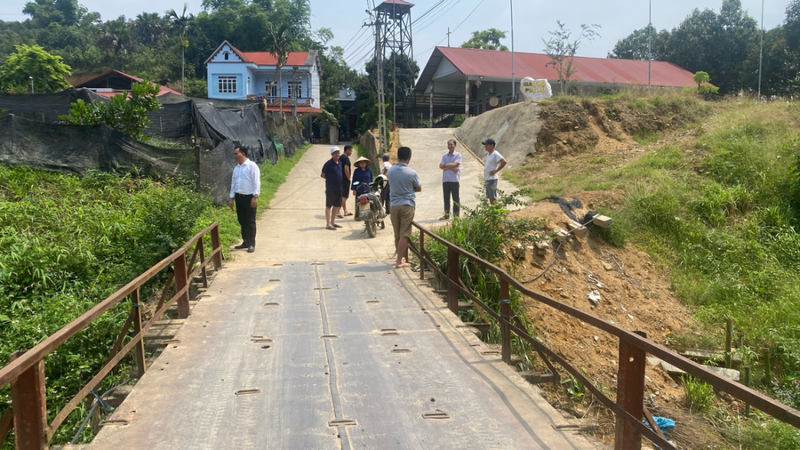 Cầu An Tiến, đoạn qua xã An Thịnh ( Văn Yên) xuống cấp, hư hỏng nặng, tiềm ẩn nhiều mối nguy hiểm cho người dân.