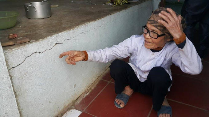 Sau nhiều lần sửa lại, giờ đây bà Thơm không dám sửa hay nâng cấp nhà nữa vì sửa xong lại nứt vỡ. Ảnh: Phạm Quân.