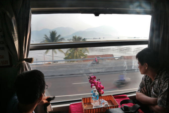 Du khách trải nghiệm tour du lịch bằng tàu hỏa.