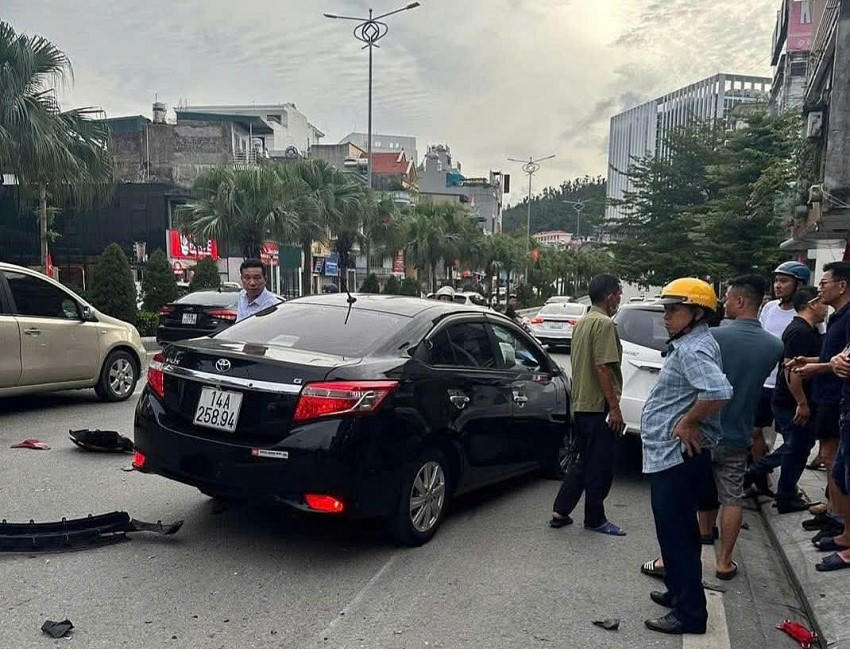 Hiện trường vụ tai nạn liên hoàn.