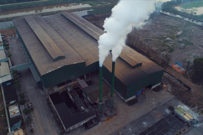 Hai cột khói của nhà máy nhà máy xử lý rác thải xã Việt Hồng nhả khói cả đêm lẫn ngày. Ảnh: T.Chí