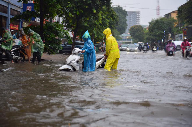 Nhiều người đi đường chấp nhận xuống xe đẩy phương tiện chết máy.