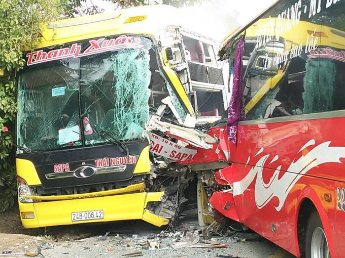 Tuy&ecirc;n Quang: Xe kh&aacute;ch đấu đầu kinh ho&agrave;ng, t&agrave;i xế nhập viện