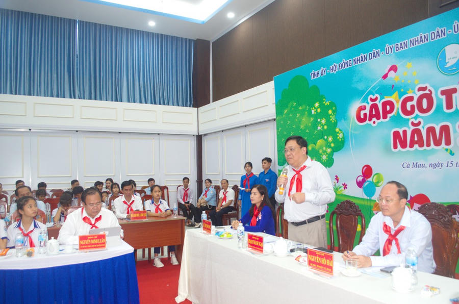Ông Phạm Thành Ngại - Phó Bí thư Tỉnh ủy, Chủ tịch UBND tỉnh Cà Mau, phát biểu tại Chương trình gặp gở thiếu nhi.