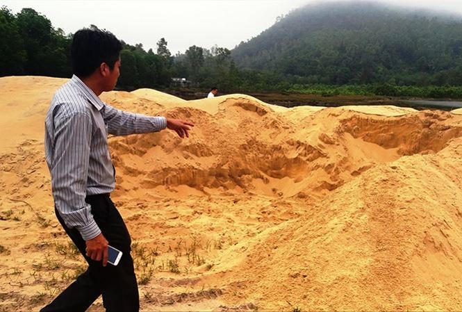 Một bãi cát lậu “lộ thiên” ngang nhiên tồn tại ở xã Lộc Vĩnh, thuộc vùng Chân Mây - Lăng Cô, mà không hề bị xử lý, cưỡng chế từ phía cơ quan chức năng. Ảnh: Nguyễn Thành.