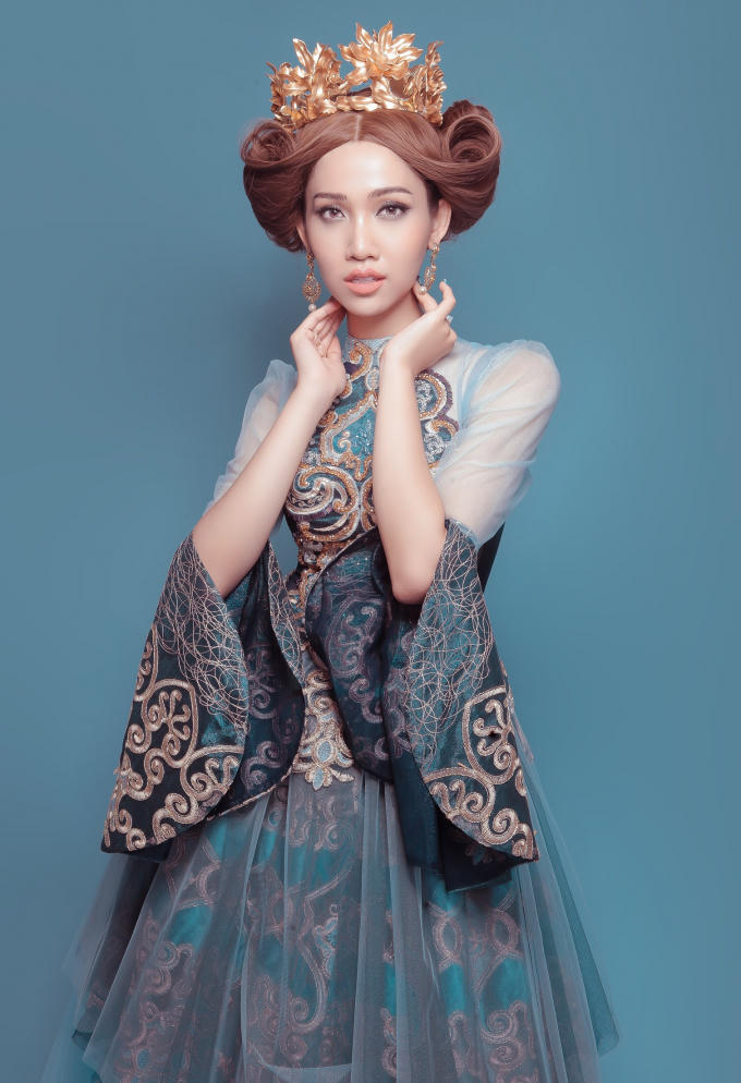 Trong bộ ảnh, Nhật Hà biến hóa trở thành một nàng công chúa yêu kiều, sang chảnh khiến nhiều người phải "chết mê" vì đường cong nóng bỏng.