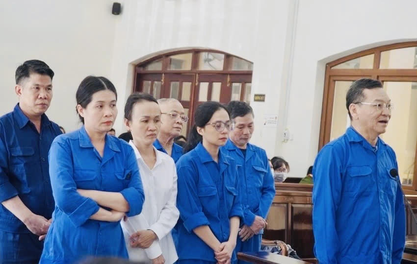 Các bị cáo tại phiên toà sơ thẩm