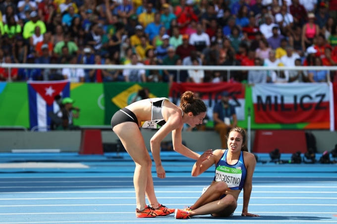 Tinh thần Olympic thực sự tỏa sáng ra khi nữ VĐV Nikki Hamblin của New Zealand (trái) dừng cuộc đua để hỗ trợ đối thủ người Mỹ Abbey D'Agostino bị chấn thương ở vòng loại chạy 5.000m nữ. Với hành động bỏ dở cuộc thi chạy để động viên đối thủ chạy về đích, Nikki Hamblin đã được trao tặng Huy chương Tinh thần thể thao Chân chính Pierre de Coubertin. Đây được coi là danh hiệu cao quý bậc nhất đối với mỗi VĐV dự Olympic.
