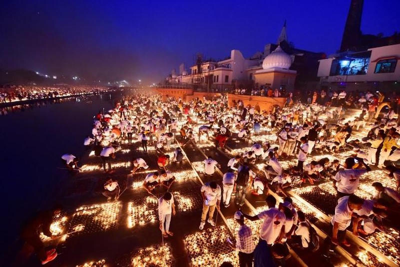 Mọi người thắp đèn đất trên bờ sông Sarayu trong lễ kỷ niệm Deepotsav vào đêm trước của lễ Diwali ở Ayodhya, Uttar Pradesh. Ảnh: AFP