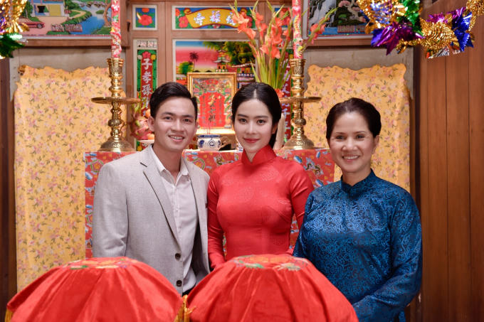Tối qua, những hình ảnh được chia sẻ khiến nhiều người bất ngờ khi nhận ra Nam Em đang tổ chức hôn lễ với "một chàng trai lạ mặt".