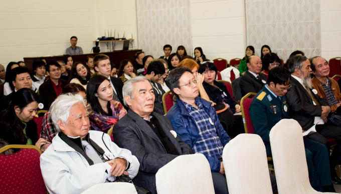 Các thành viên của Hội nhà văn Việt Nam cũng đến tham dự.