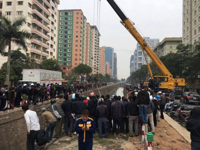 Nhiều người dân có mặt ở hiện trường.