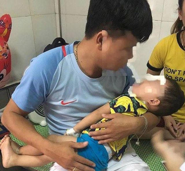 Cháu T.T.H.Y bị chó đẻ của gia đình cắn.
