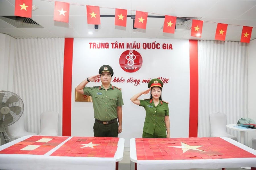 Rất nhiều người đã ngỏ ý chụp ảnh cùng để lan tỏa hành động đẹp.