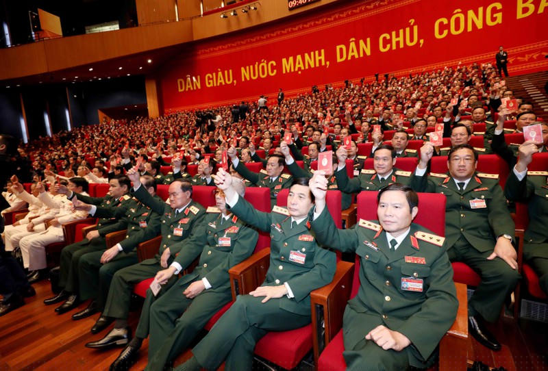 Đoàn đại biểu Đảng bộ Quân đội biểu quyết thông qua Chương trình làm việc của Đại hội.