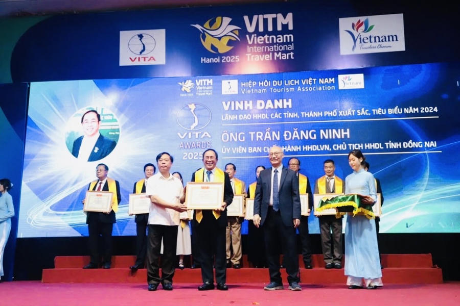 Ông Nguyễn Đăng Ninh - Chủ tịch Hội Du lịch Đồng Nai nhận Bằng khen do Hiệp hội du lịch Việt Nam trao tặng.